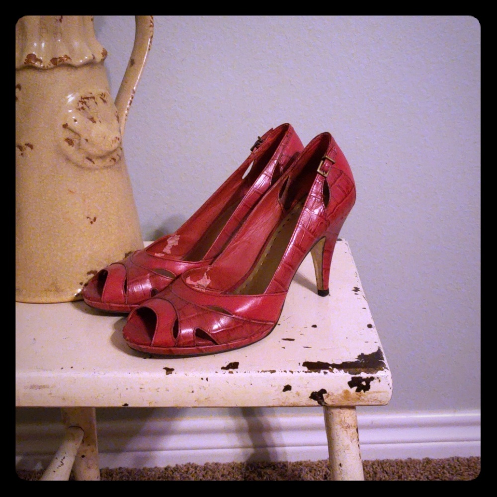Red alligator print heals